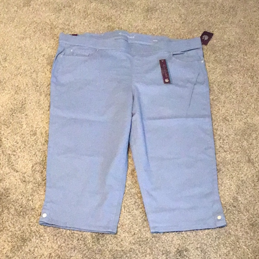 Gloria Vanderbilt Light Blue pull on Capri mid-rise Pants